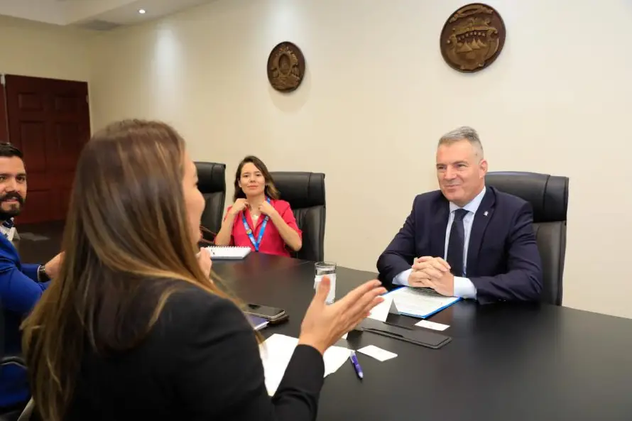 El Salvador busca con ACNUR fortalecer atención a personas refugiadas