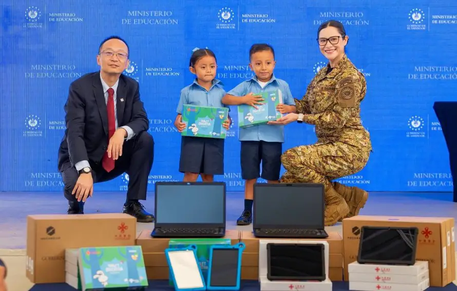 China dona más de 344,000 equipos, entre tablets y laptops, para estudiantes de El Salvador