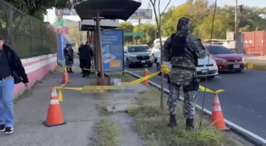 Reportan la muerte de una persona en una parada de buses en Ciudad Merliot 