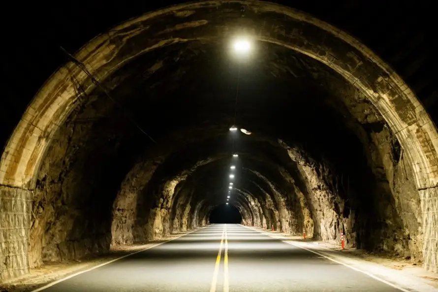 Obras Públicas instala al menos 100 luminarias en cinco túneles de la carretera Litoral