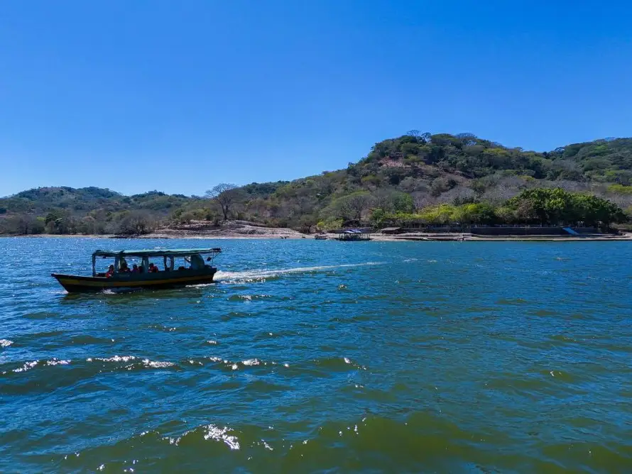 Retiran más de 230 toneladas de basura y plásticos en el lago Suchitlán