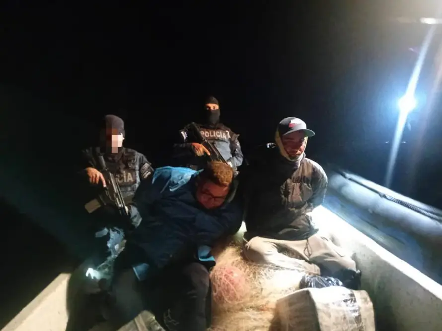 Un salvadoreño y un guatemalteco-mexicano fueron capturados con 398 kilos de cocaína en una lancha pesquera en La Libertad