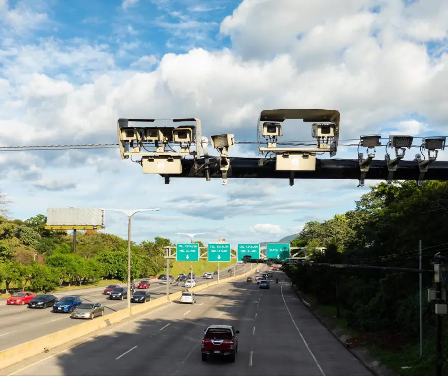 Año 2025 cerró con disminución de fallecidos por accidentes de tránsito en autopista a Comalapa y bulevar Monseñor Romero tras fotomultas