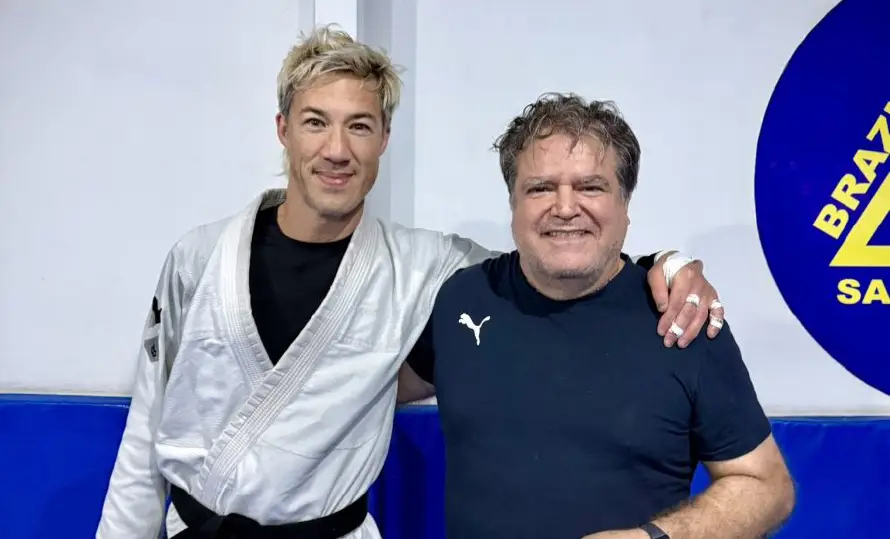 El percusionista de Shakira tomó un break de artes marciales en El Salvador