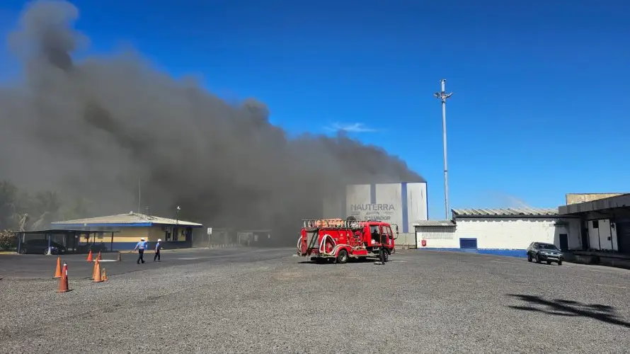 Reportan incendio en bodegas del grupo Calvo en La Unión