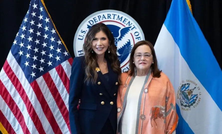 Canciller se reúne con la secretaria Kristi Noem y conversan sobre la "estabilidad de los salvadoreños en EE. UU."