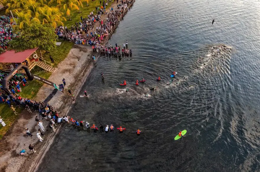 Atletas realizan triatlón "Ironman" con 90 kilómetros de ciclismo y 21 kilómetros de carrera