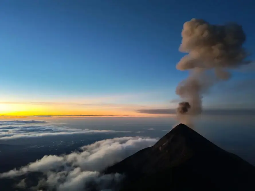 Guatemala vigila el incremento de la actividad explosiva en el volcán de Fuego