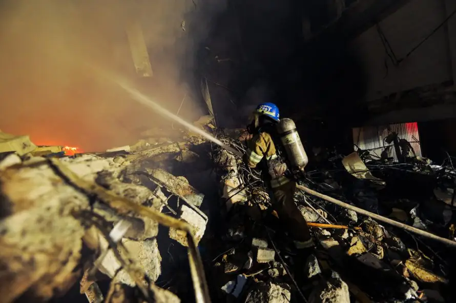 Bomberos sofocan incendio en Exhotel Alameda en San Salvador