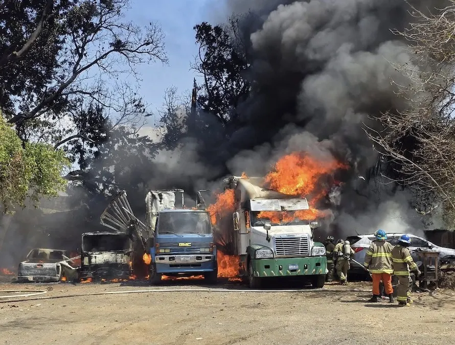Se incendian camiones en taller automotriz en Santa Ana Centro