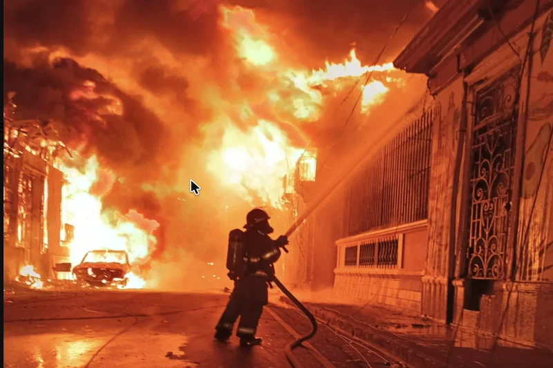 Un incendio de gran magnitud arrasa viviendas y vehículos en centro capitalino