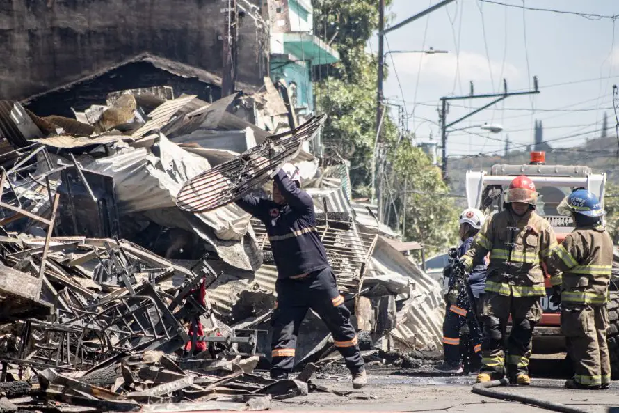 Fotos | Entre humo y escombros: el incendio que cobró cinco vidas en el Centro Histórico de San Salvador