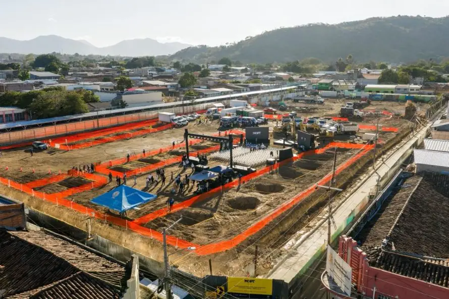 Colocan primera piedra de la construcción del mercado de Santa Ana