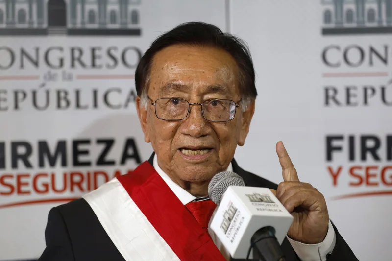 El presidente interino de Perú amenazado con destitución por el Congreso