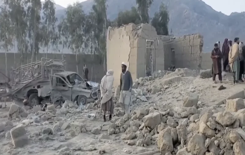 Pakistán declara “guerra abierta” a Afganistán y reporta 133 muertos en bombardeos