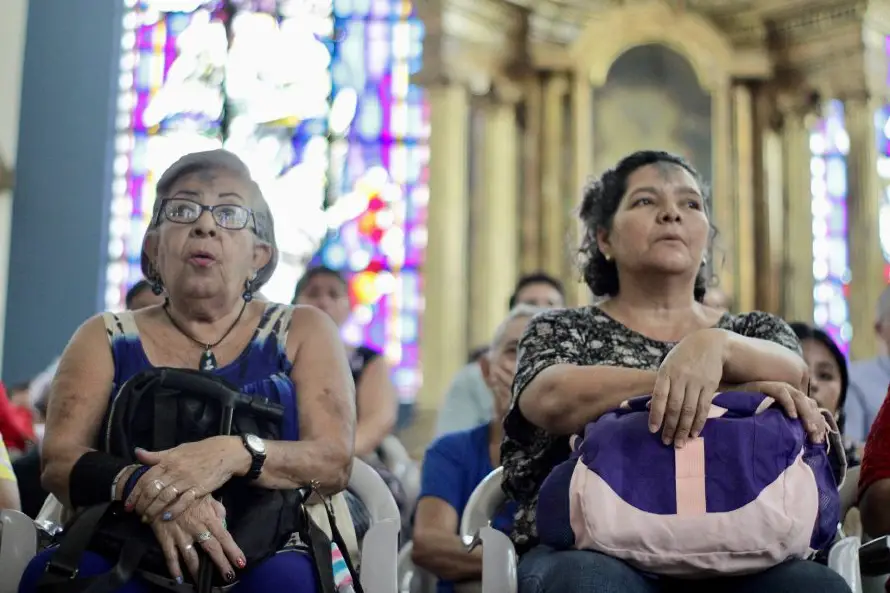 Católicos de El Salvador acuden a las iglesias para el rito de imposición de ceniza
