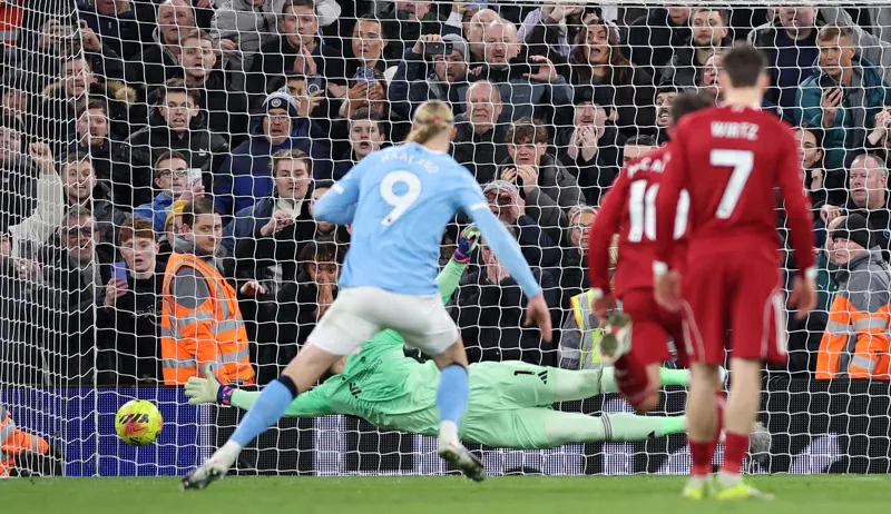 Manchester City remonta al Liverpool y sigue en la pelea por la Premier