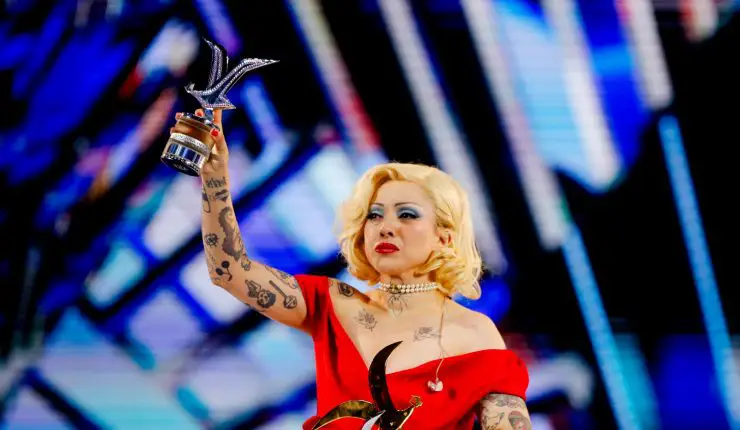 Mon Laferte arrasa con Gaviotas de Plata, Oro y Platino en Viña del Mar