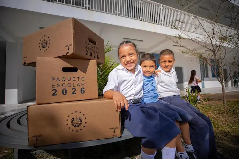 Gobierno adjudica compra de tela para elaborar uniformes escolares por $15.7 millones
