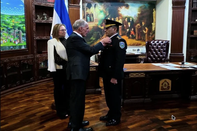 Presidente de Honduras nombra a experto en inteligencia como nuevo director policial
