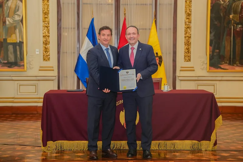 Alcalde de capital peruana dice que El Salvador es un ejemplo en seguridad ciudadana y condecora a Villatoro