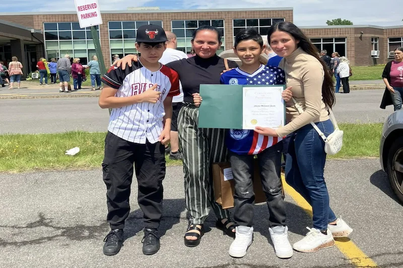 El drama de dos adolescentes salvadoreños obligados a autodeportarse tras una redada migratoria en Nueva York