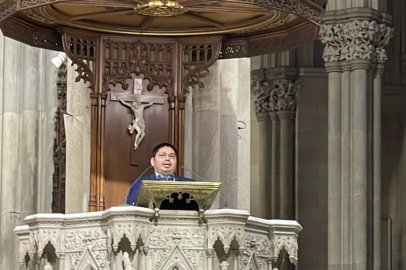 Nuevo arzobispo de Nueva York invitó a migrante salvadoreño a leer la primera lectura en su misa de instalación