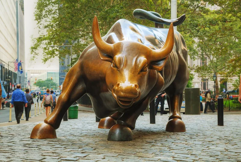Wall Street mira más allá de la guerra: el crudo tensa los mercados, pero la bolsa resiste
