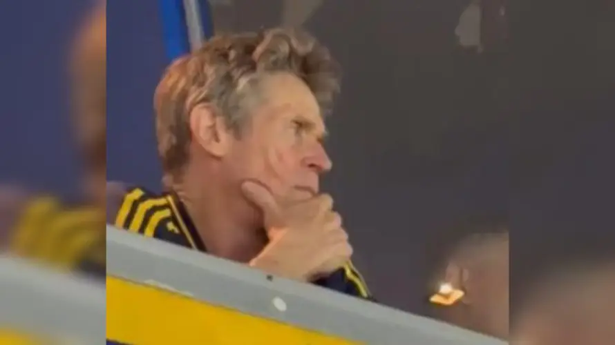 El actor Willem Dafoe visita “La Bombonera” para presenciar un partido de Boca Juniors