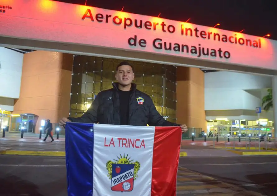 El salvadoreño Styven Vásquez es presentado con el Irapuato de México