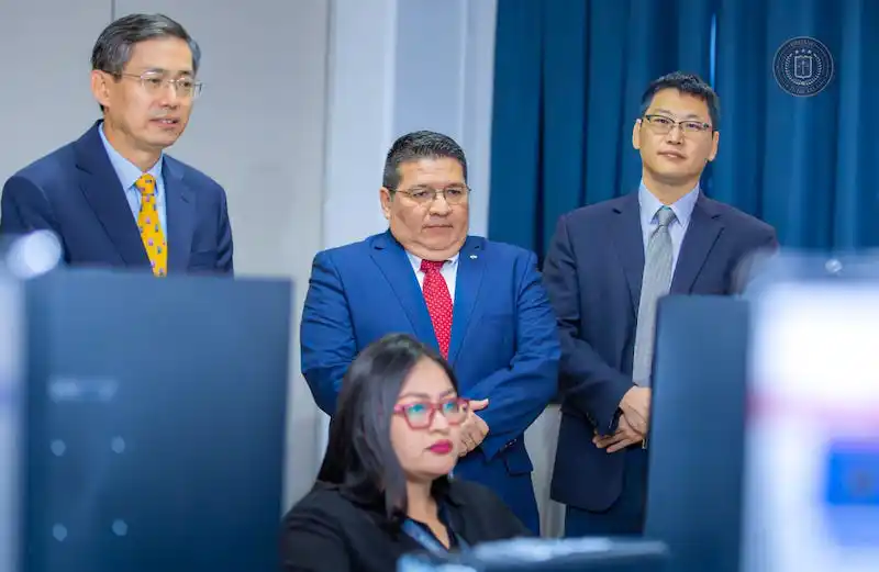 China Popular dona equipo informático a la Corte Suprema de El Salvador