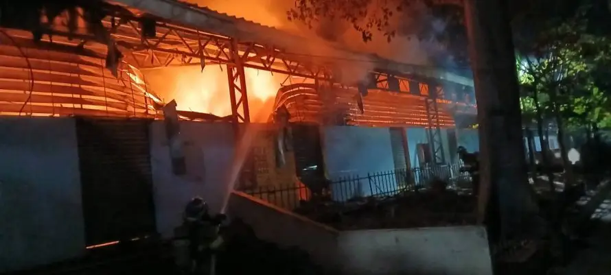 Se incendian al menos 11 puestos en Mega Plaza Sonsonate