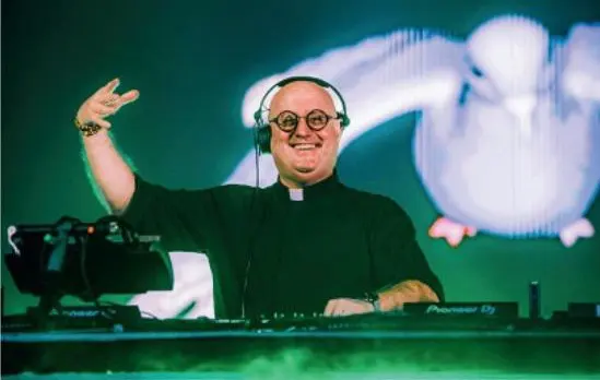 El sacerdote y DJ portugués Padre Guilherme trae concierto a El Salvador