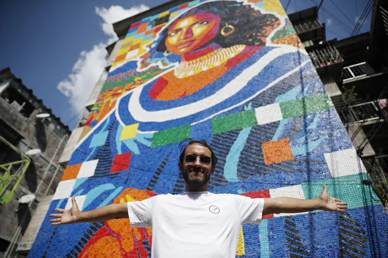 El venezolano Oscar Olivares crea la "Gioconda salvadoreña" con tapas recicladas