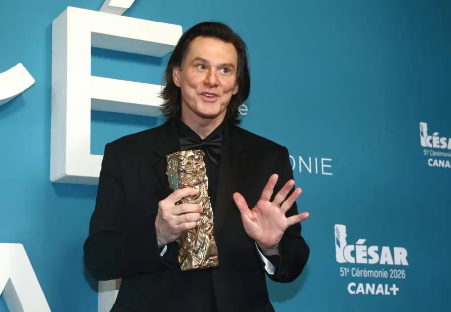 Jim Carrey escandaliza al mundo al recibir premio con nueva cara