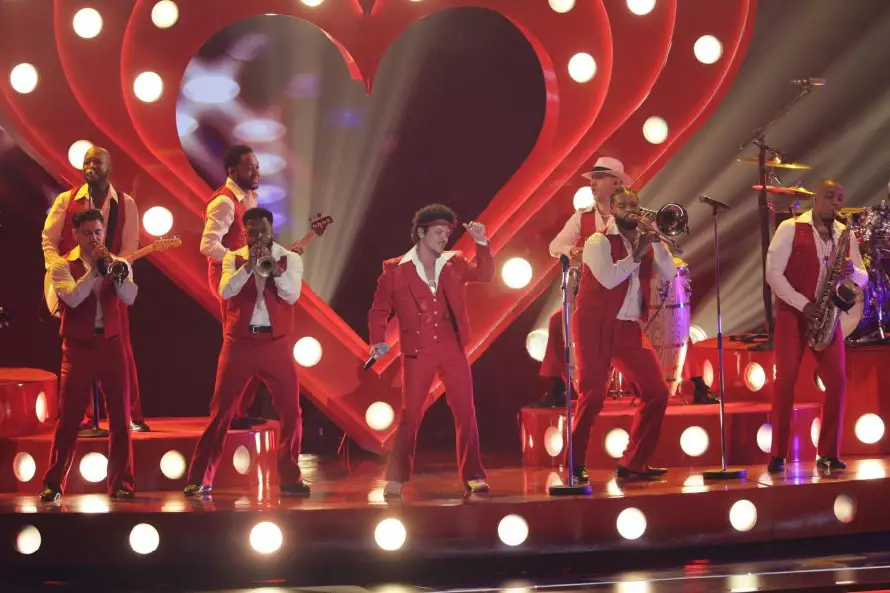 Bruno Mars lo arriesga todo e impacta con bolero y mariachi: "Risk It All"