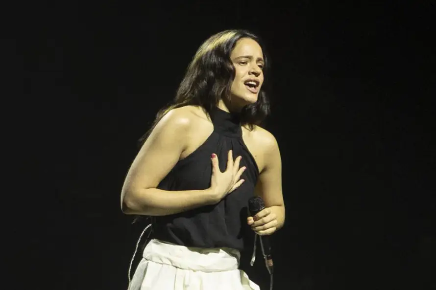 Rosalía conmueve con el video de "Sauvignon Blanc" y una pareja invisible