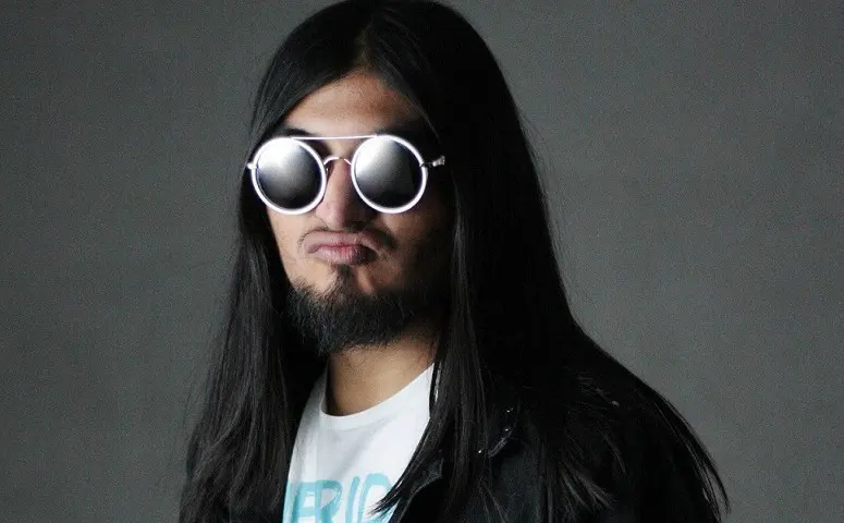 El mexicano Carlos Ballarta llega a El Salvador con comedia ácida y sin filtros