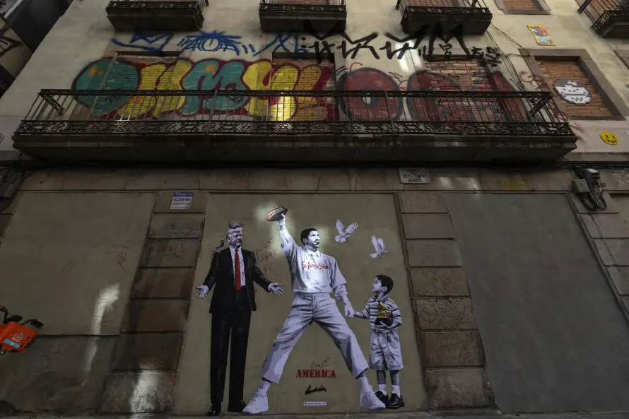 Un grafiti de Bad Bunny en el centro de Barcelona reivindica la paz frente a Trump
