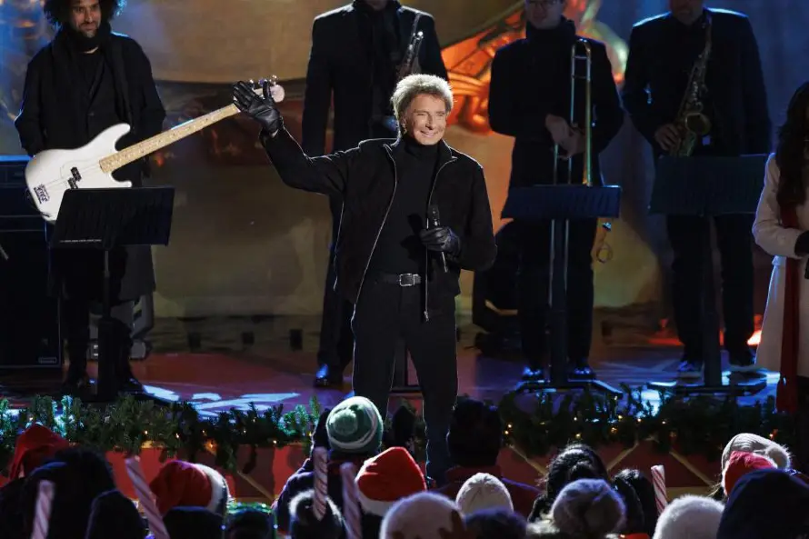 Barry Manilow vuelve a posponer shows por complicaciones tras cirugia