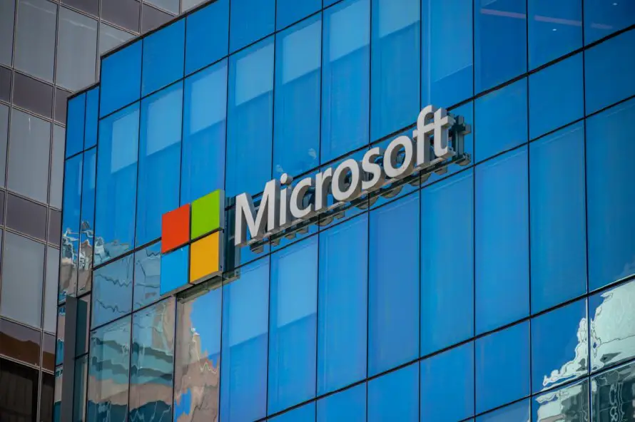 Microsoft crea mercado de licencias para IA con medios internacionales