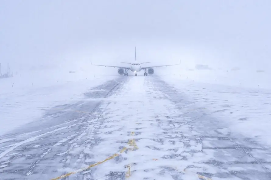 Aerolíneas retoman vuelos tras histórica tormenta en noreste de Estados Unidos