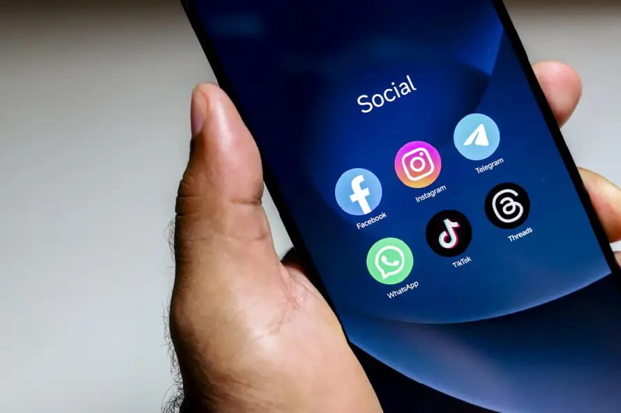 Las redes sociales impulsadas por inteligencia artificial pueden manipular la opinión pública a gran escala