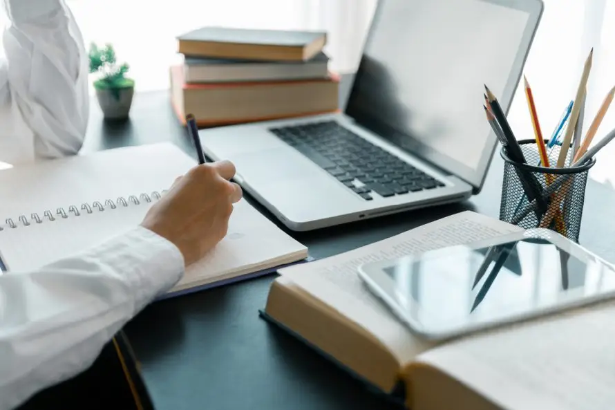 QIUBO: la plataforma salvadoreña que facilita el acceso a becas internacionales