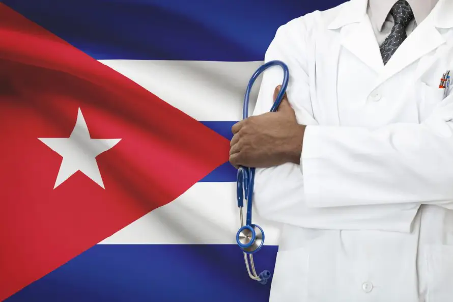 Guatemala concluye acuerdo que enviaba médicos cubanos a su territorio
