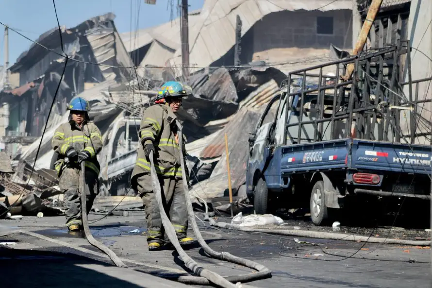 Incendio arrasó viviendas, negocios y vehículos en centro capitalino; afectados en incertidumbre