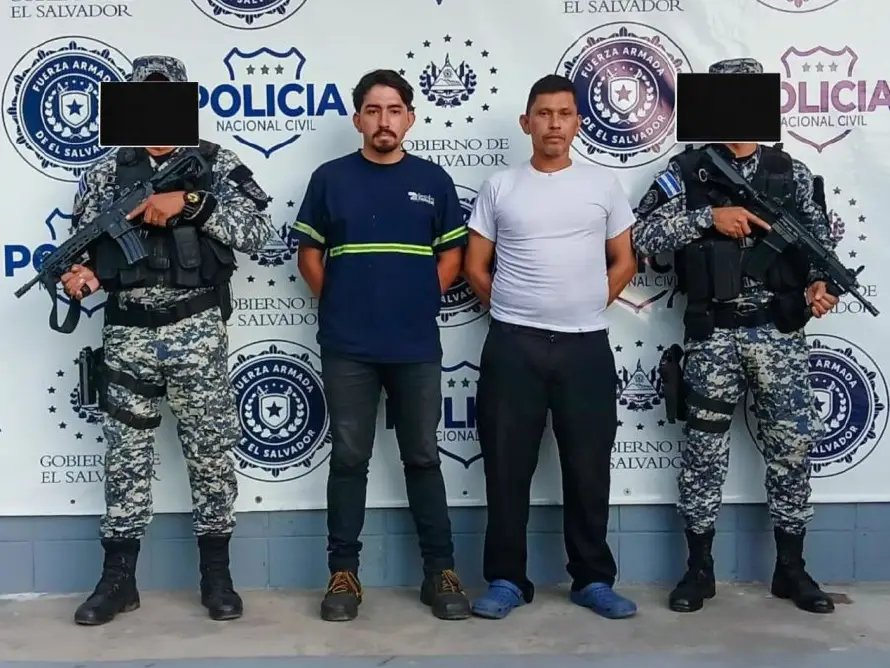 Arrestan a dos hombres con piezas de una motocicleta hurtada en Brisas de Soyapango