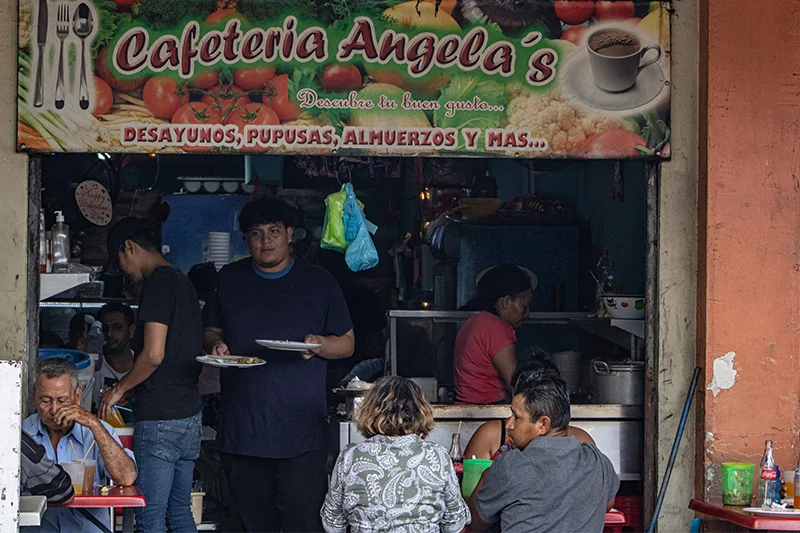 En El Salvador hay más de 300 pupuserías que también funcionan como tiendas