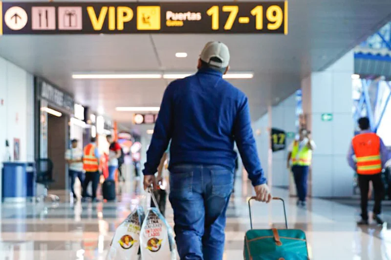 Aeropuerto de El Salvador movilizó más de 2.63 millones de pasajeros en el primer semestre