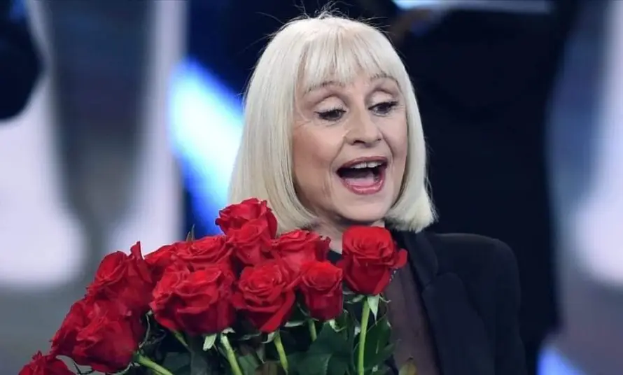 Raffaella Carrà habría adoptado a su secretario para encargarle sus obras benéficas
